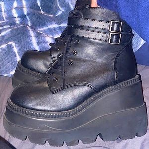 Size 8 hardly worn:)